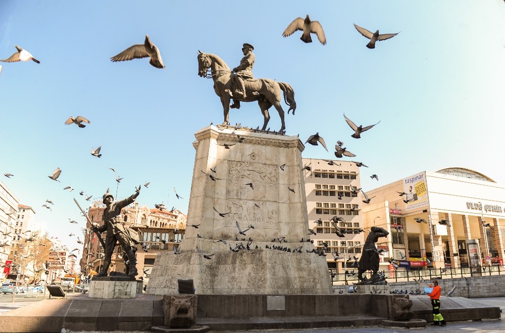 Boş kalan Ankara sokakları İHA foto muhabirinin objektifine böyle yansıdı 