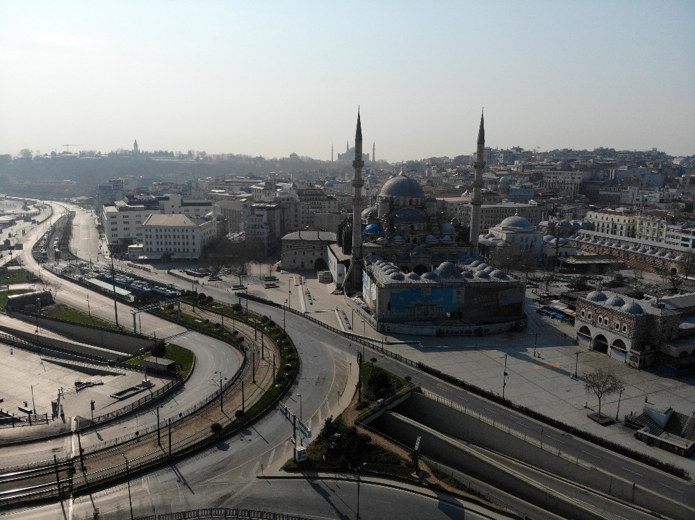 Boş kalan Eminönü Meydanı havadan görüntülendi 