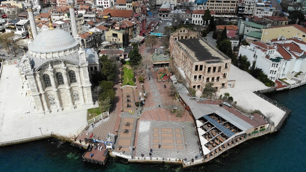 Boş kalan Ortaköy Meydanı havadan görüntülendi 