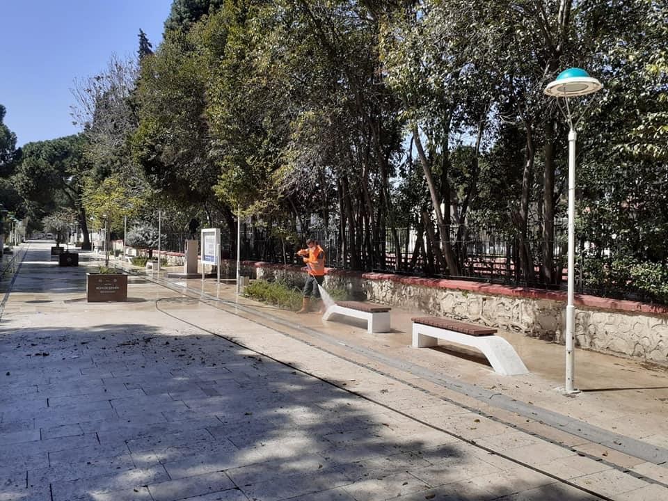Boş kalan sokaklar belediye tarafından yıkandı 