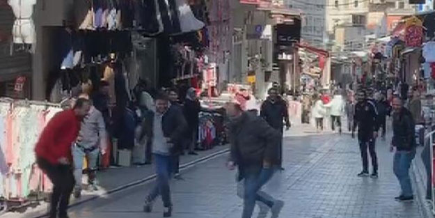 Boş kalan sokaklarda esnaf top oynadı