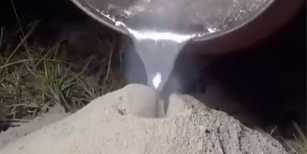 Boş karınca yuvasına erimiş alüminyum dökülürse ne olur?