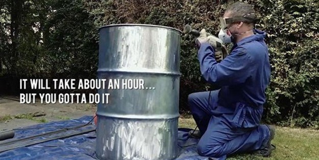 Boş varilden barbekü yaptı!