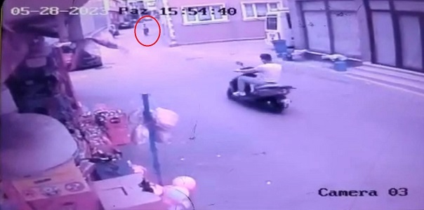 Boş yolda akılalmaz kaza! Kafa kafaya böyle çarpıştılar