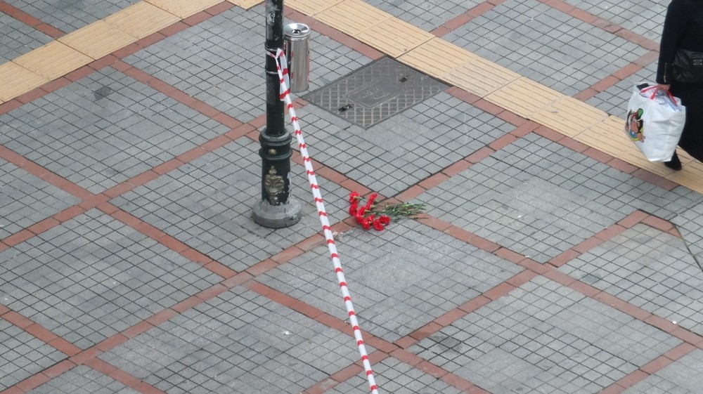 Boşandığı eşi tarafından öldürülen kadının saldırıya uğradığı yere karanfil bırakıldı 