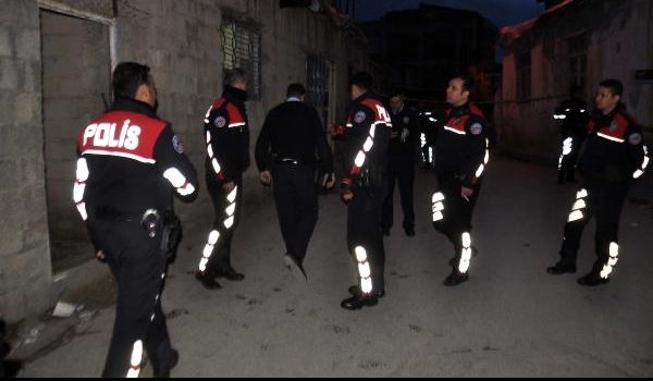 Boşandığı eşinin evine tüfekle ateş açtı