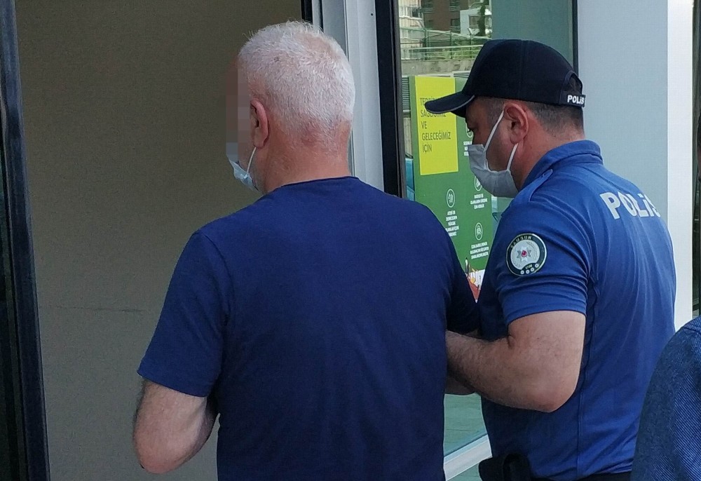 Boşanma aşamasında olduğu eşinin evinin önünde silahla ateş açınca gözaltına alındı 