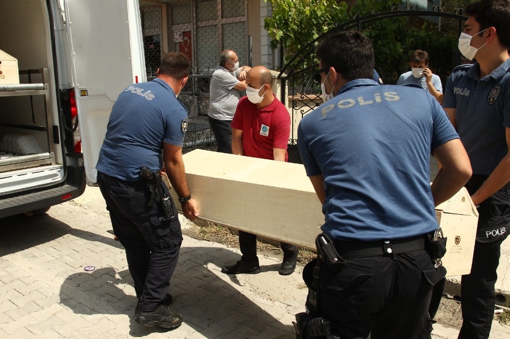 Boşanma aşamasındaki eşinin boğazını kesti 