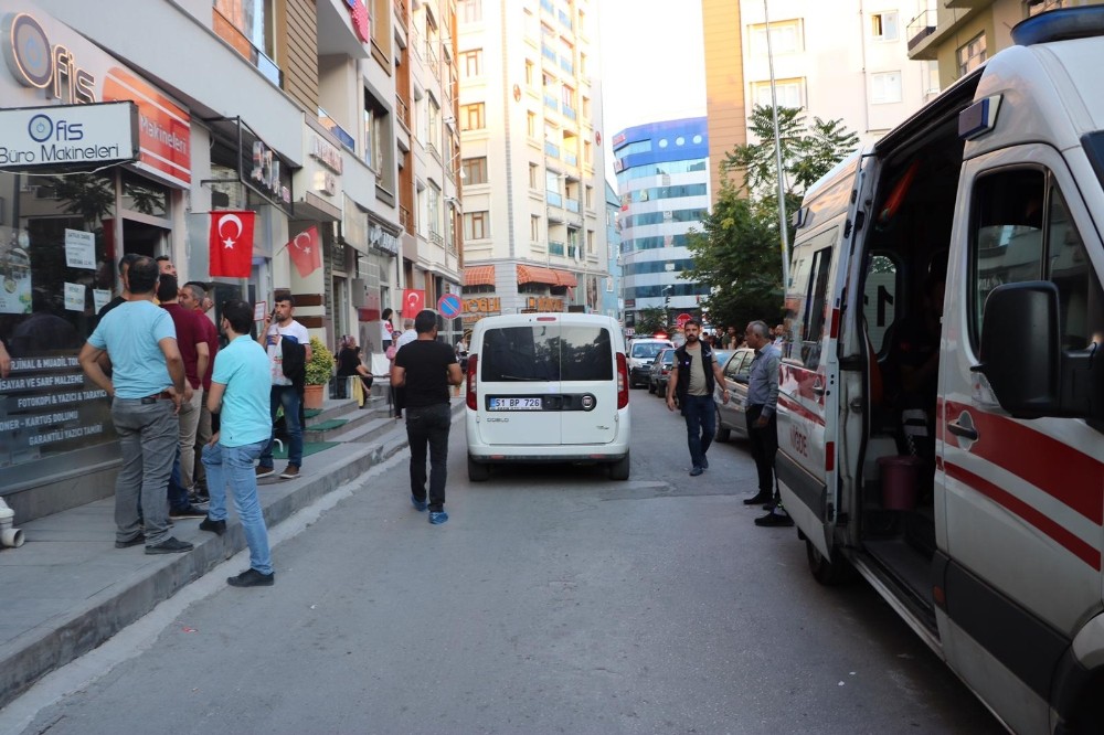Boşanma aşamasındaki karısını başından vurarak öldürdü 