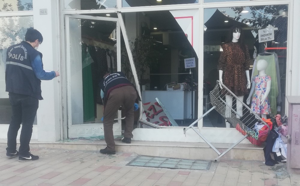 Boşanma davası açan eşinin iş yerine kamyonetle çarptı 