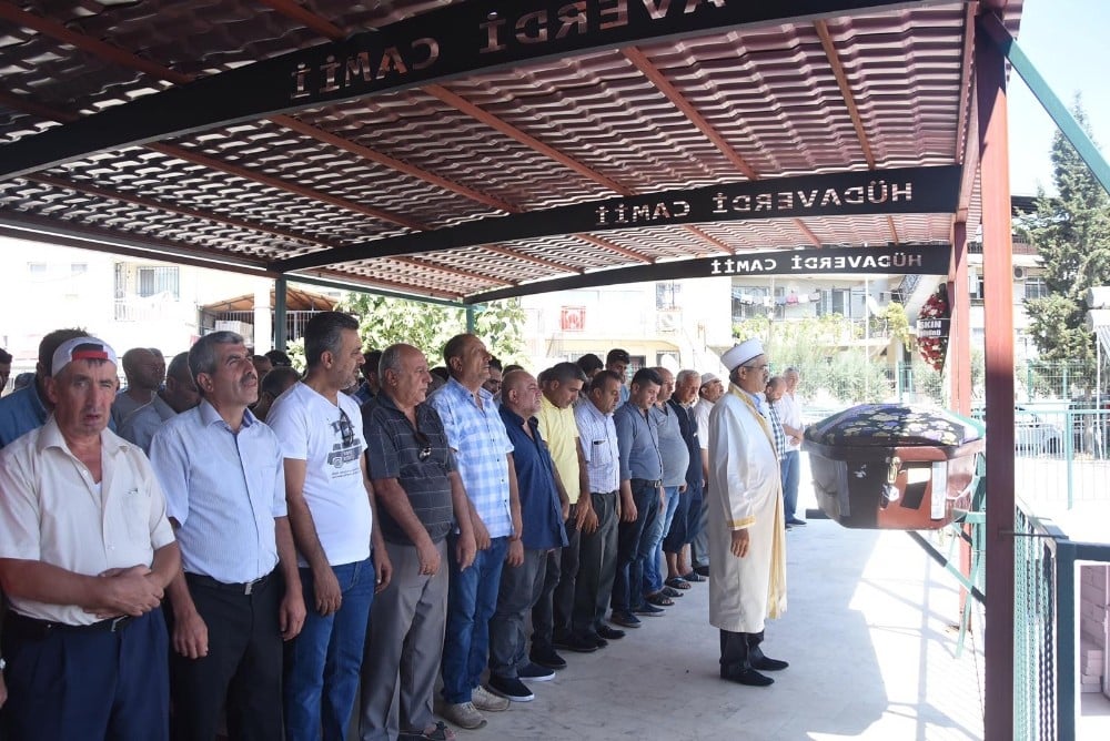 Boşanmak üzere olduğu eşi tarafından öldürülen kadın toprağa verildi 