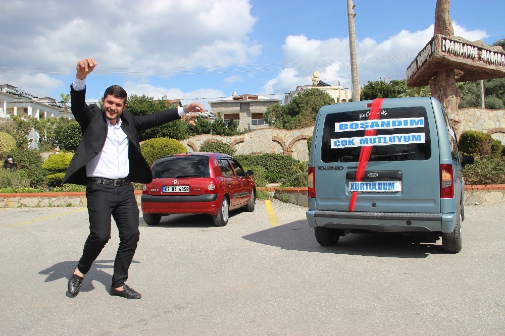 Boşanmasını konvoy ve oyun havasıyla kutladı 