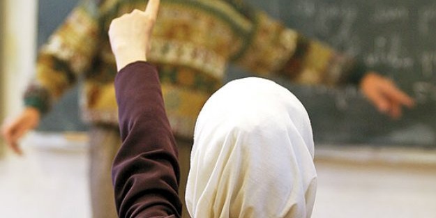 Başörtüsü yasağına karşı yürüdüler