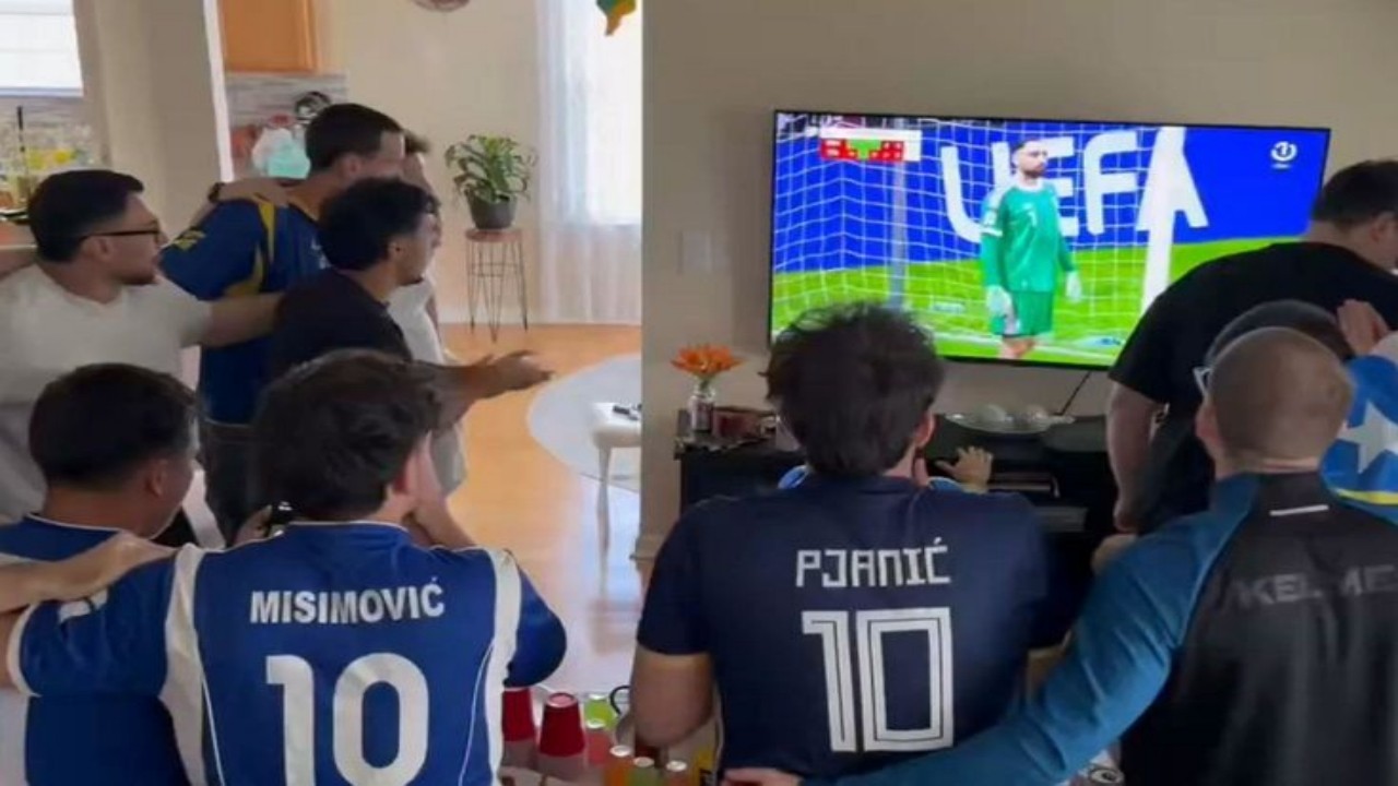 Bosnalı taraftarlar, ekranda gördüklerine inanamayıp bir anda tekbir getirmeye başladı