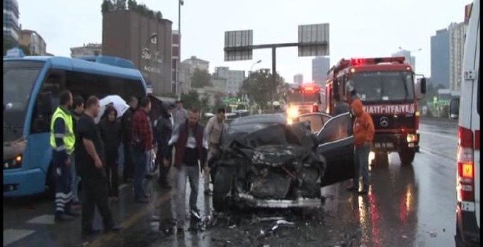 Bostancı'da otomobil belediye otobüsüne arkadan çarptı: 2 yaralı