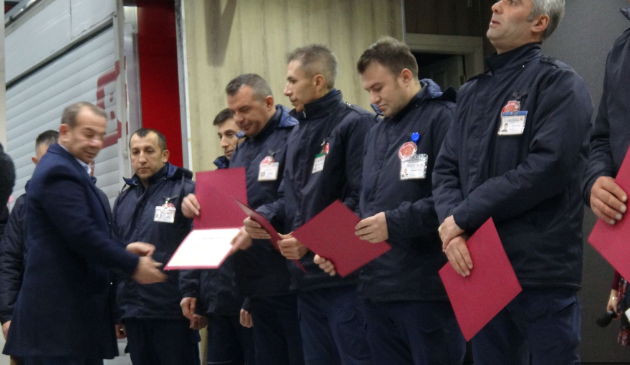 Boşverin “istifa”yı, bir de “Hizmet Şeref Belgesi” veriyor!