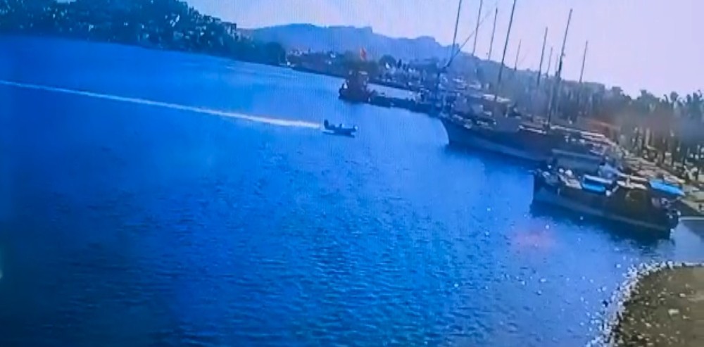 Bot kazası saniye saniye güvenlik kamerasına yansıdı 