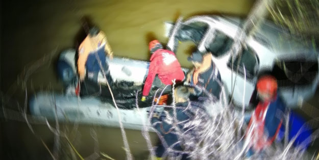 Botan Çayı'na düşen kamyonet çıkarıldı