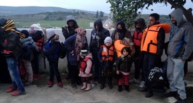 Botları arızalanan mültecileri jandarma kurtardı