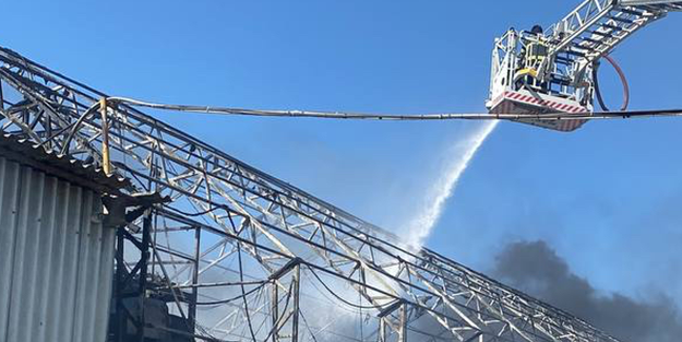 Boya fabrikası küle döndü! Ekipler olay yerinde