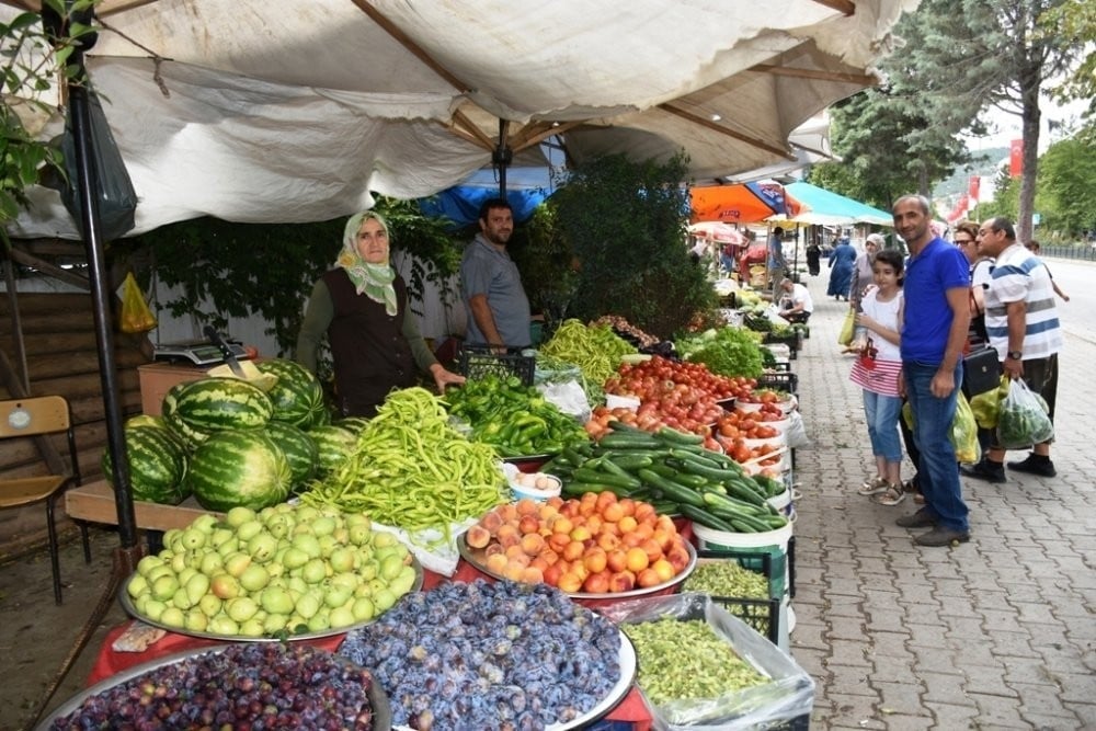 Boyabat Köy Pazarında yerli üreticiler satıştan memnun 
