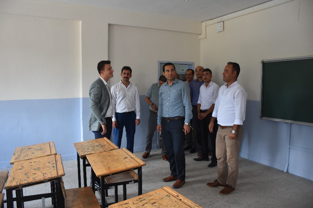 Boyabat’ta yükümlüler okul boyadılar 