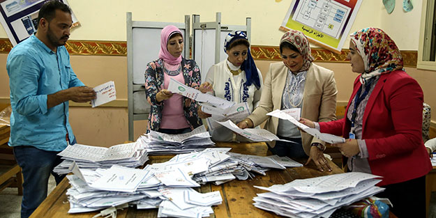 Boykotlu seçimin ilk turunu Sisi’nin partisi kazandı