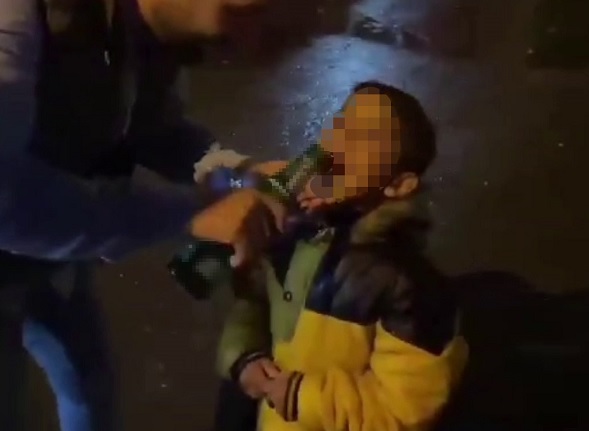 Böyle ahlaksızlık olmaz! Küçücük çocuğa eziyetin böylesi