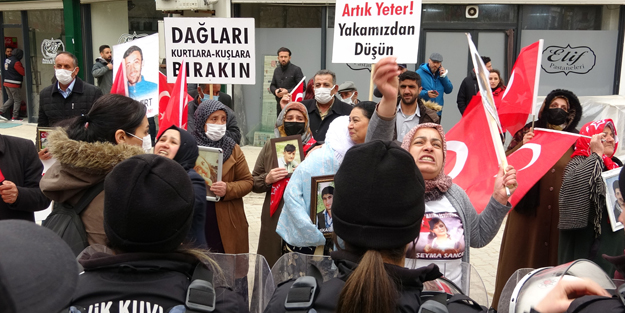 Böyle alçaklık görülmedi! Evlat nöbetindeki aileler ağlarken HDP'liler müzik çaldı