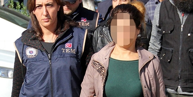 Böyle anne olmaz olsun! Kızını...