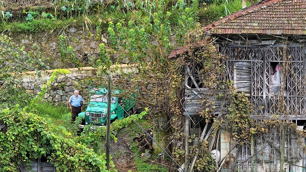 Böyle araba sevdası görülmedi! Kendi 83 arabası 70 yaşında