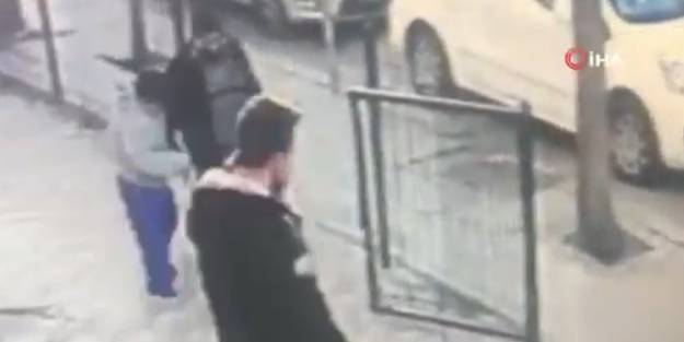 Böyle baba olmaz olsun! Engelli çocuğunu sokak ortasında böyle tekmeledi