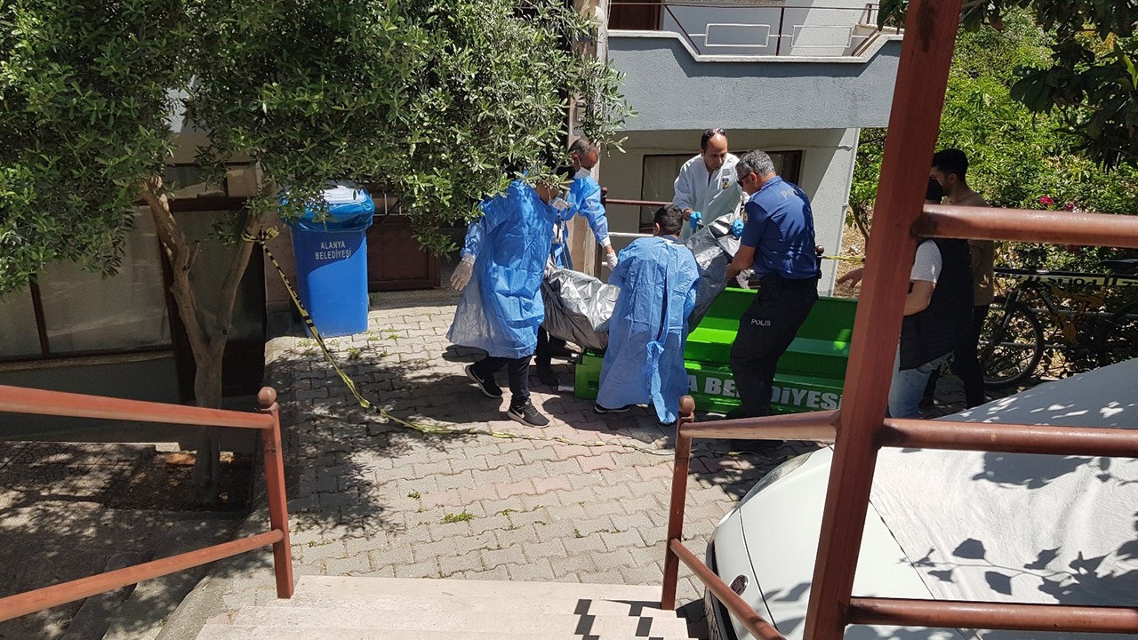 Böyle canilik olmaz! Annesini öldürdükten sonra yaptıkları kan dondurdu