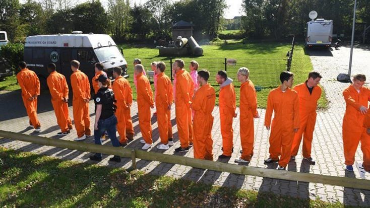 Böyle ceza görülmedi! Ellerini ayaklarını kelepçeleyerek...