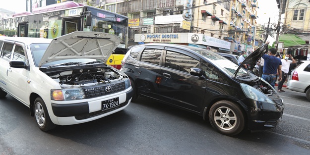 Böyle direniyorlar! O ülkede 'bozuk araba' hareketi başlatıldı