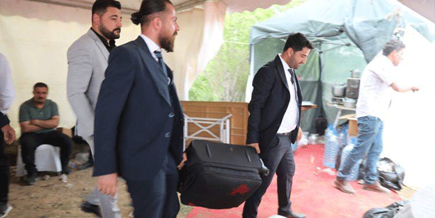 Böyle düğün hediyesi görülmedi: Davetliler şaşkınlıklarını gizleyemedi, tam 45 metre!