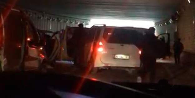 Böyle eğlence olmaz olsun! Yolu kapatıp rastgele ateş açtılar