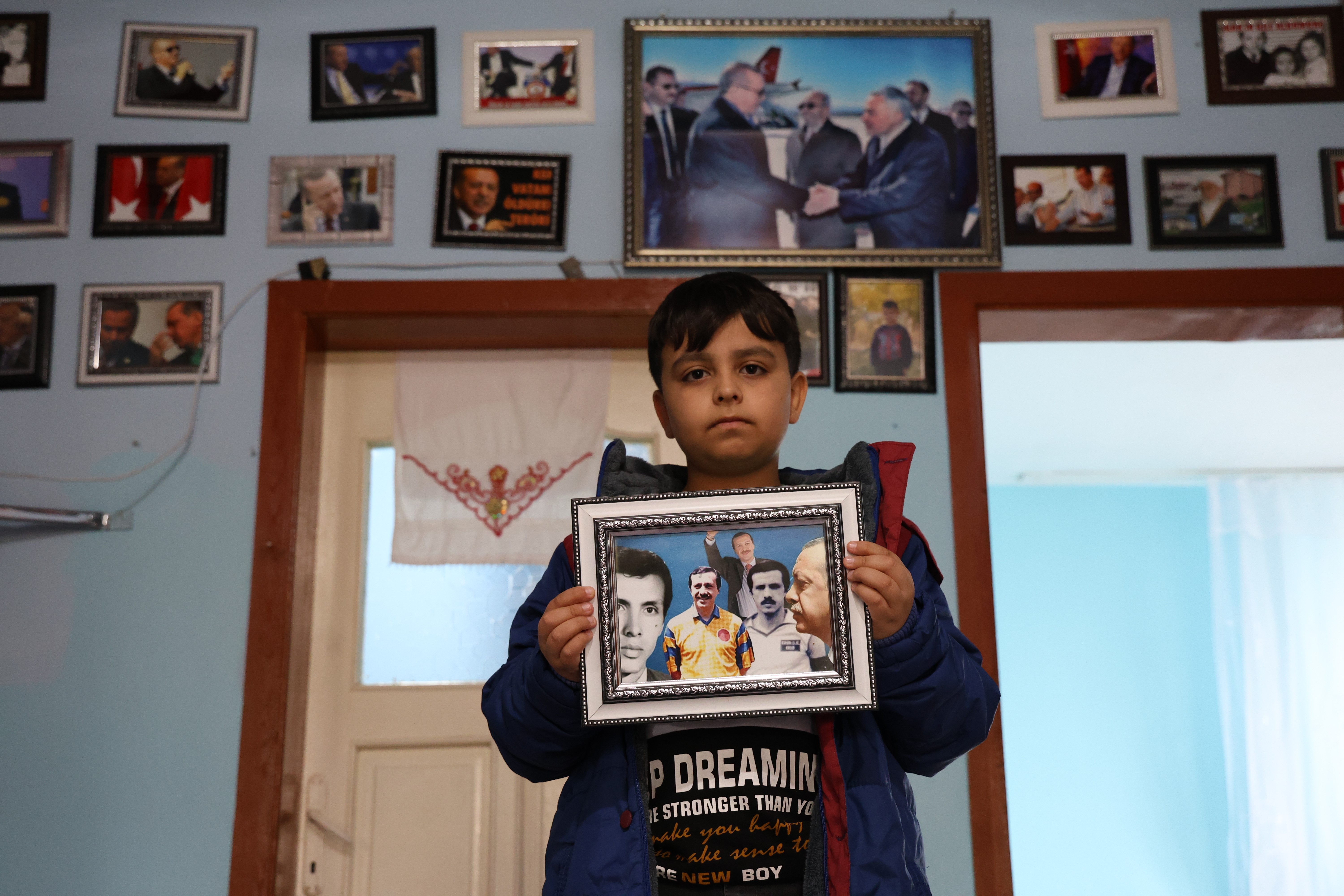 Böyle Erdoğan sevgisi görülmedi, evini adeta müzeye çevirdi, yeğenine adını verdi
