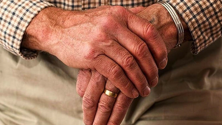 Böyle evlat olmaz olsun! Emekli maaşını almak için, ölen babasını evde sakladı