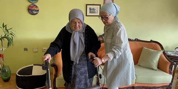 Böyle evlattan Allah razı olsun! 89 yaşındaki annesine gözü gibi bakıyor