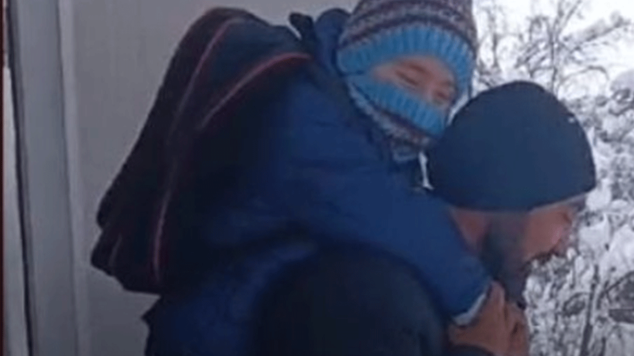 Böyle fedakarlık görülmedi! Öğrencisini sırtında taşıyor!