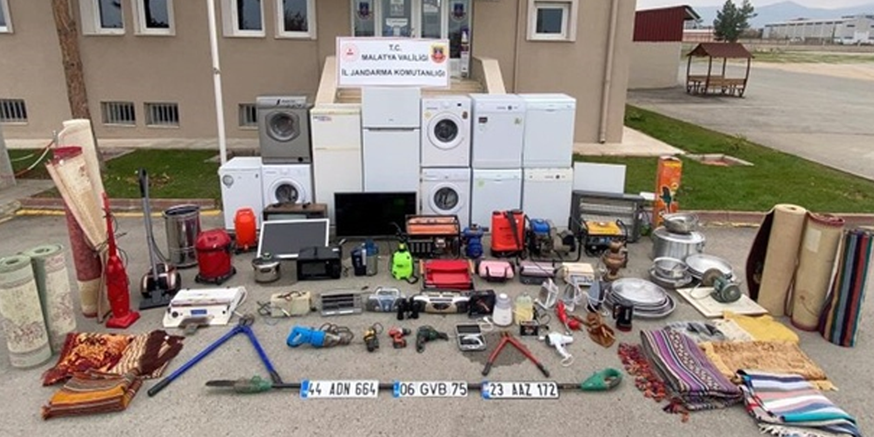 Böyle hırsızlık görülmedi! 22 yazlık ve bağ evini soydular...