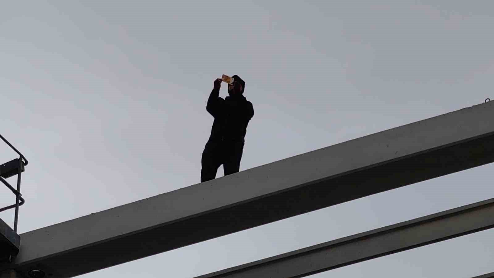 Kovulduğu inşaata çıkıp intihar etmeye çalıştı: Tazminatı vinçle ulaştırıldı