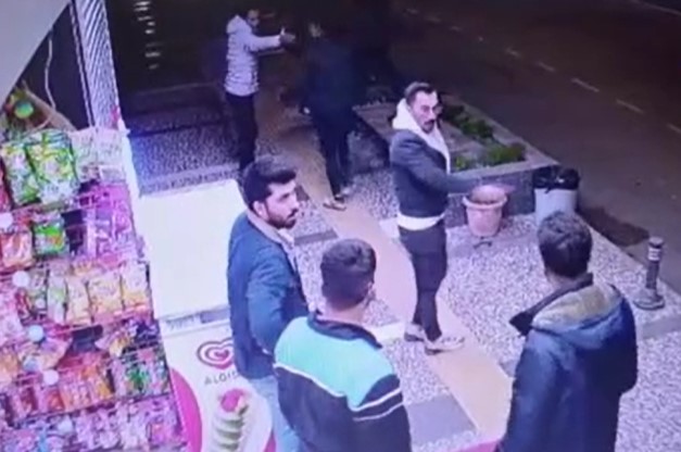 Böyle kavga anca Türkiye'de olur: Grubun arasına motosikletle daldı!