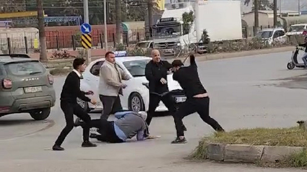 Böyle kavga görülmedi! Kavga ettiği adamın üzerinde süpürge kırdı