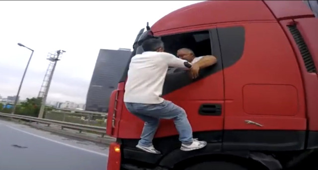 Böyle kavga görülmedi! Yer İstanbul TEM otoyolu
