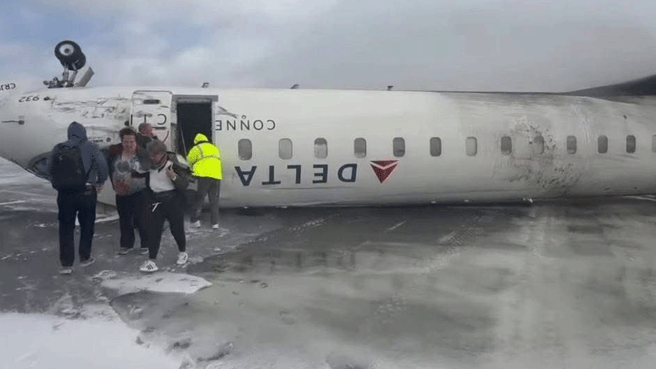 Böyle kaza ne görüldü ne duyuldu: Acil iniş yapan uçak ters döndü!