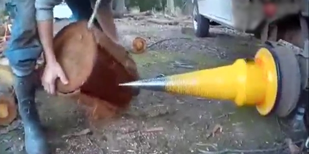 Böyle kütük parçalama aleti görülmedi /VİDEO