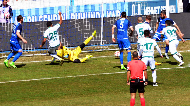 Böyle maç görülmedi! 9 gol, 7 sarı...