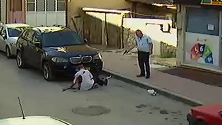 Böyle manyaklık görülmedi! Yaşlı dayılar birbirlerine bıçak ve silahla saldırdı, sonrasında yaşananlar 